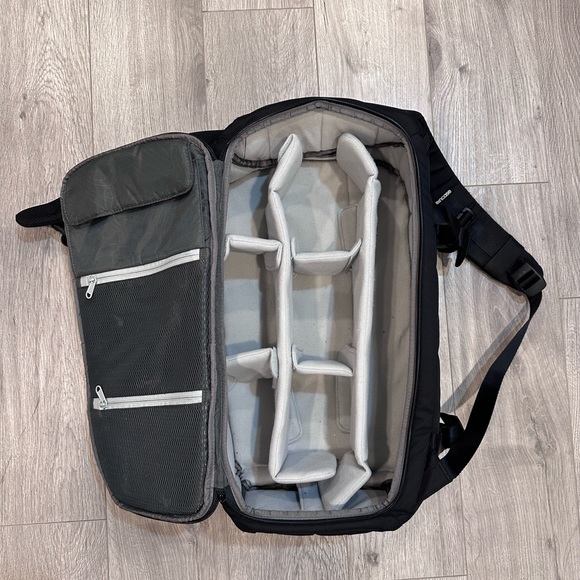 Incase DSLR camera travel bag carry-on backpack - Picture 3 of 5